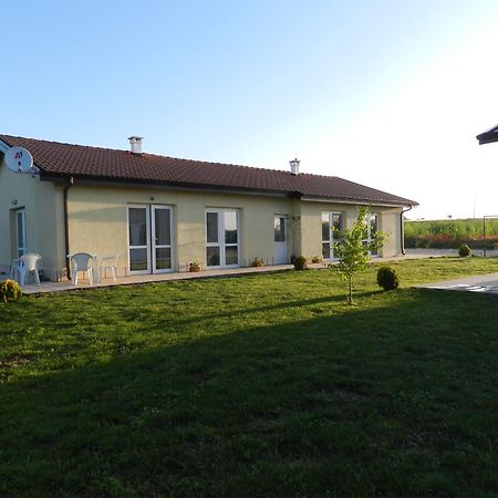 Villa Campo Езерец Екстериор снимка